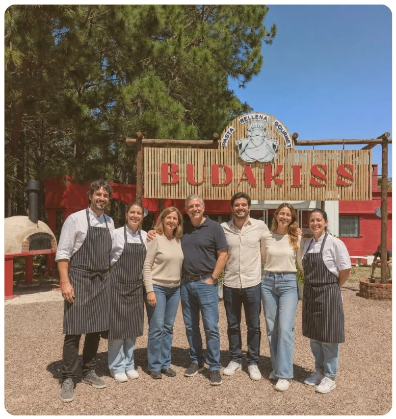 Equipo Budakiss frente al atelier en Punta Ballena
