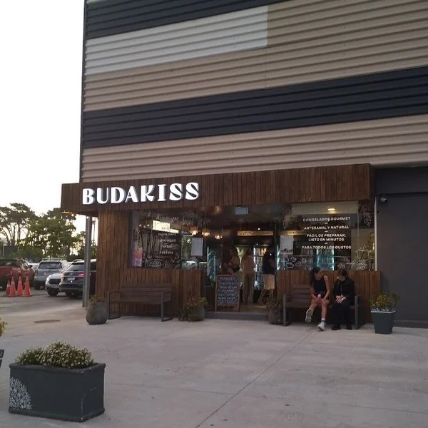 Local Budakiss en Punta Shopping